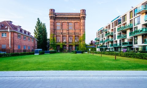 Die "Umgedrehte Kommode" auf dem Bremer Stadtwerder, links und rechts moderne Apartments; Quelle: WFB/Jonas Ginter Die "Umgedrehte Kommode" auf dem Bremer Stadtwerder, links und rechts moderne Apartments; Quelle: WFB/Jonas Ginter